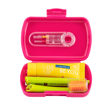Curaprox TravelSet Utazó készlet magenta új(fogkefe fogközkefe fogkrém)