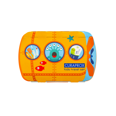 Curaprox Kids TravelSet Utazó készlet narancs (fogkefe fogközkefe fogkrém matrica)